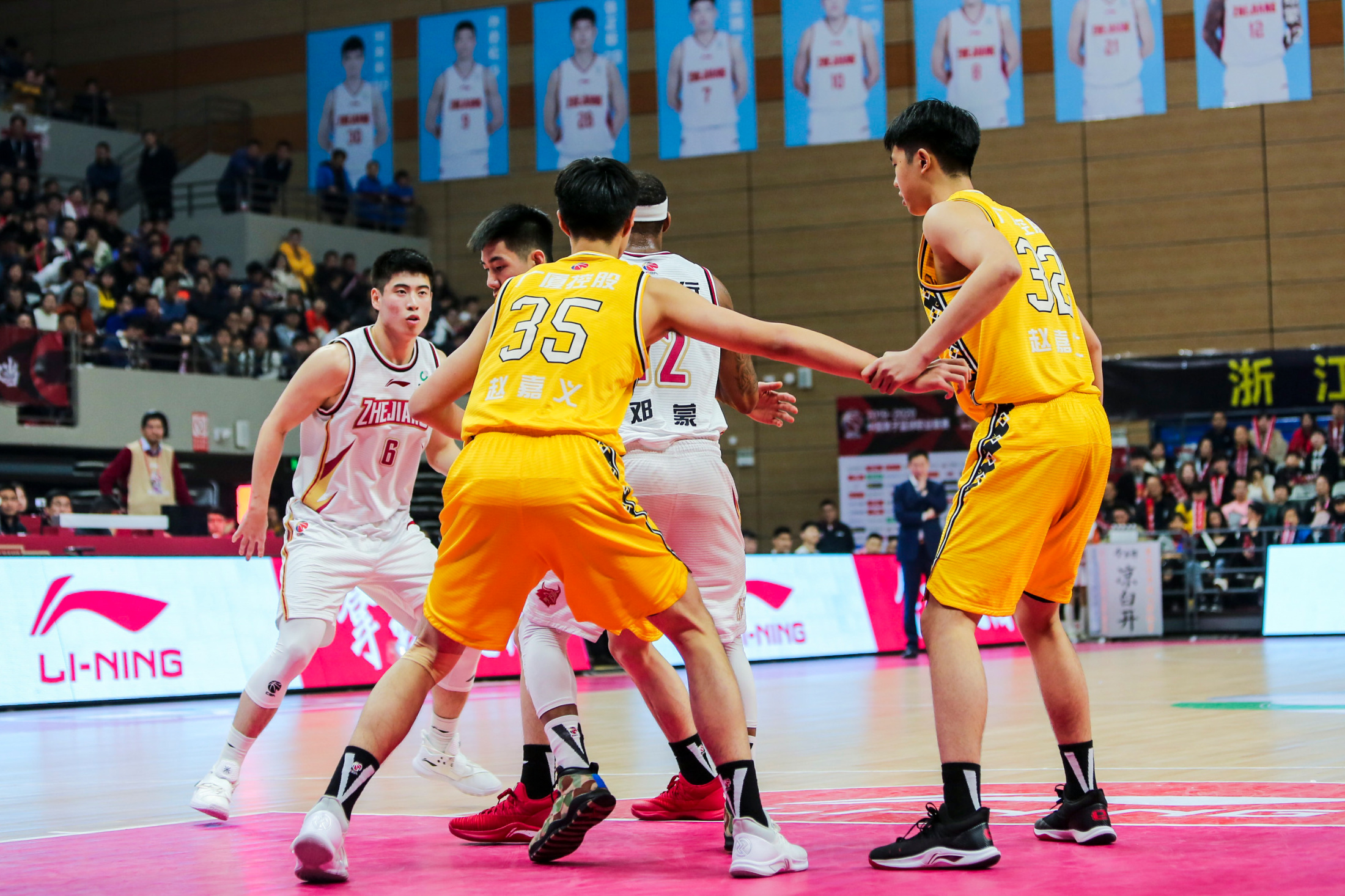 广厦男篮集结日防线松动，志在荷甲名次提升，更衣室稳定，年轻球员得到机会的简单介绍